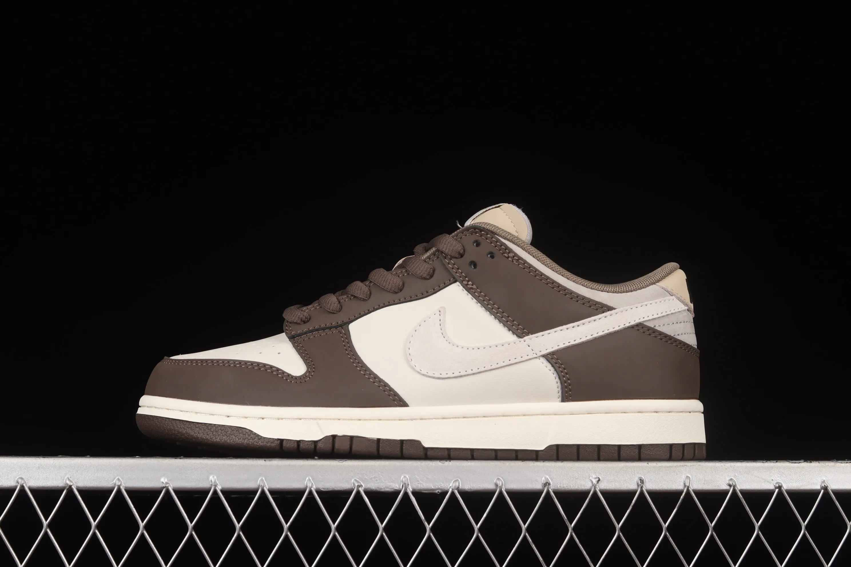 All Categories Nk SB Dunk Series Nk SB Dunk Low Low-top sneakers Cost-effective version Otomo Katsuhiro x NK SB Dunk Low "Steamboy OST" Otomo Katsuhiro co-branded SB low-top sports and leisure sneakers LF0039-001
